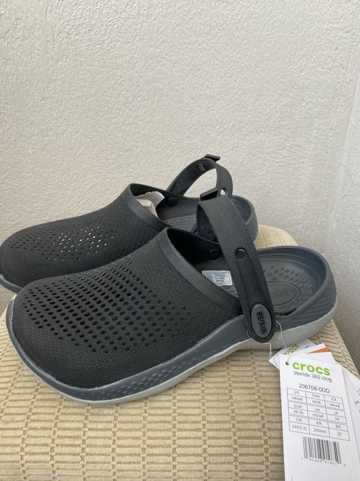 Продам женские кроссовки