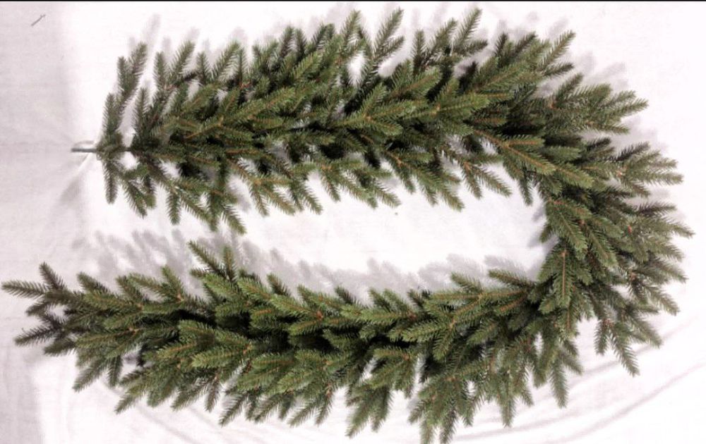 Еллчканая ветка , хвоя , ёлочная гирлянда