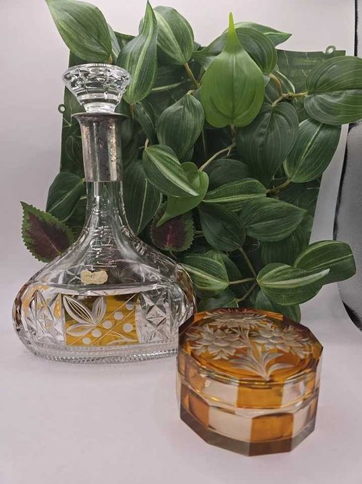 Sticla pentru tarie cu gat de argint,si bomboniera din cristal .