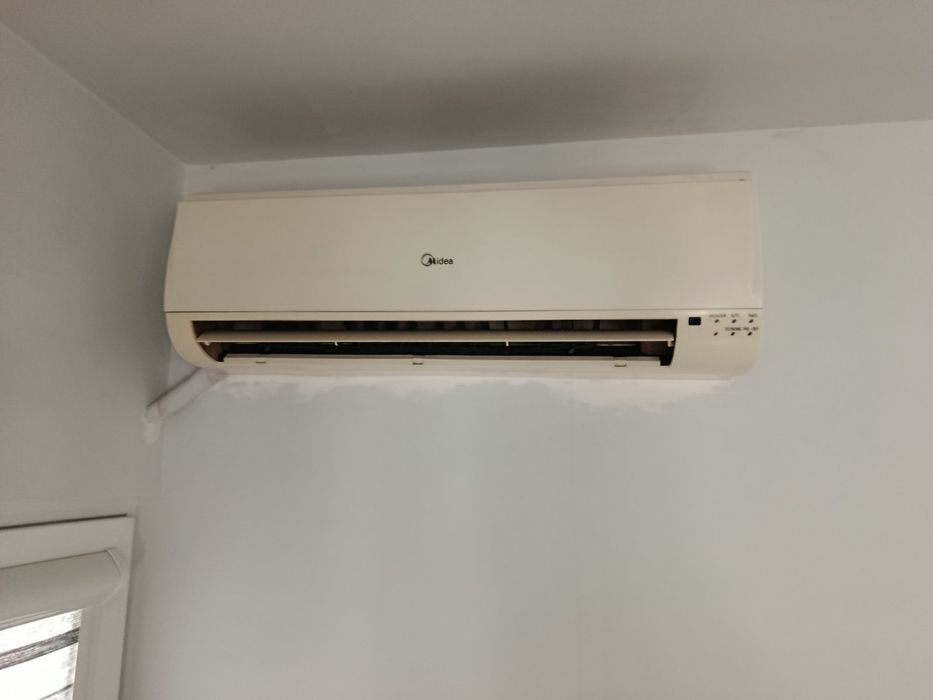 Климатик Midea 12 2броя.