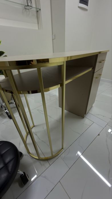 Столик  почти новый срочно