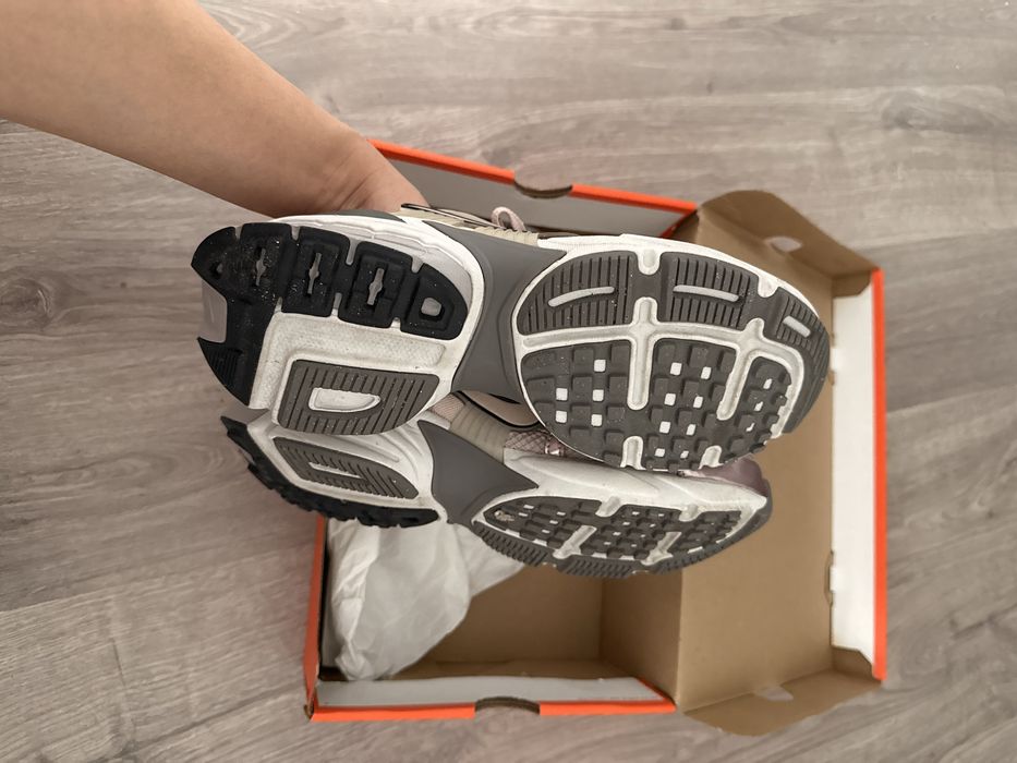 Кроссовки nike новые практически