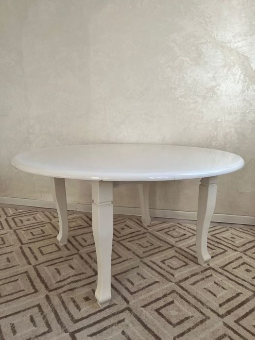 Круглый белый стол