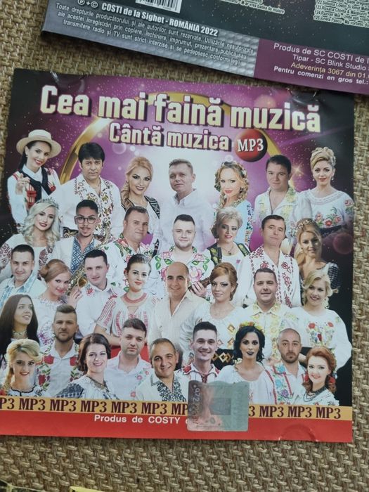 Vand câteva coperți de cd -uri si doua de casete