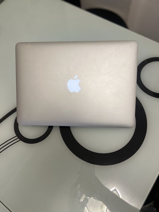 MacBook Air 13” A1466 – Stare foarte bună