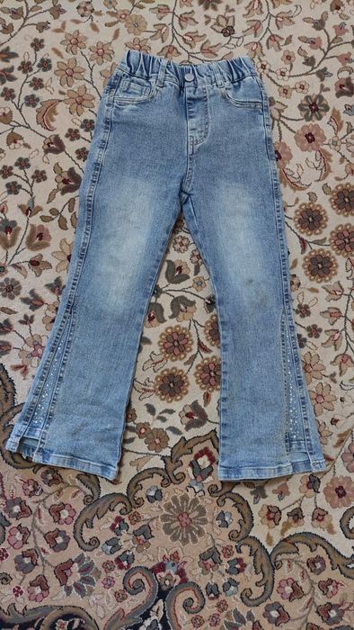 Продам джинсы для девочки на возраст 5-7 лет.