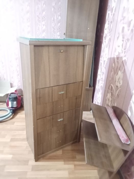 Срочно отдам комод,  шкаф, тумбочку
