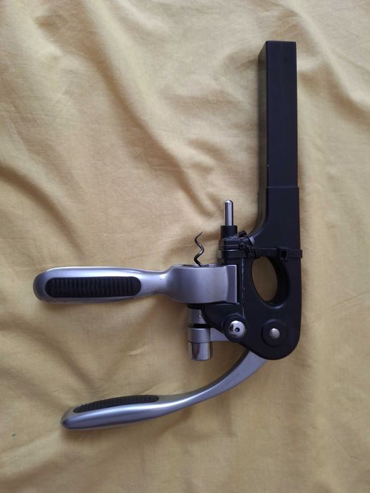 Tirbușon profesional cu pârghie (de tip lever corkscrew), folosit