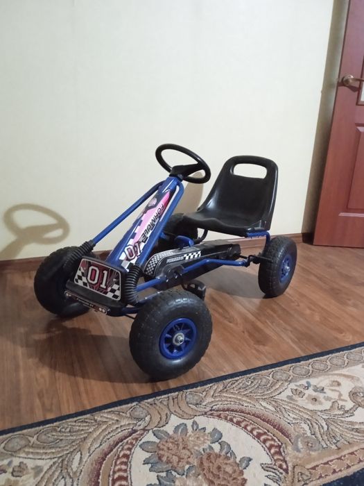 Продам машину на педалях