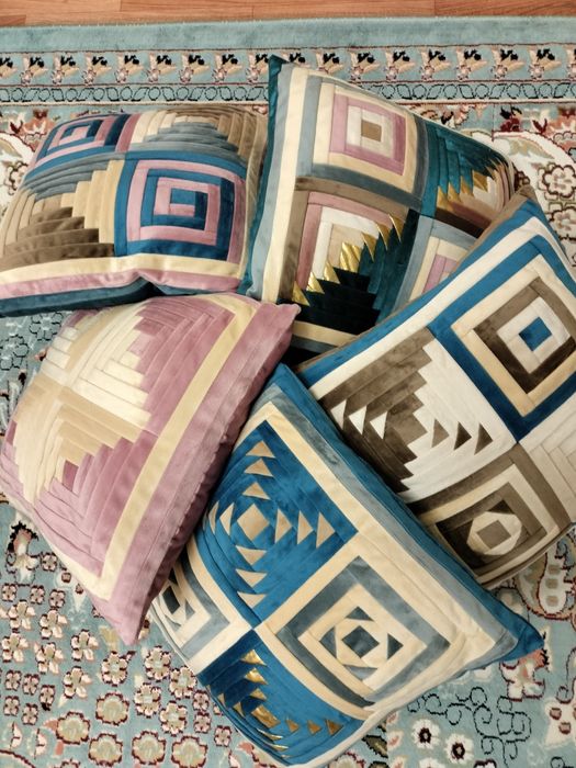 Смайлик және құрақ, оюлы көпшіктер