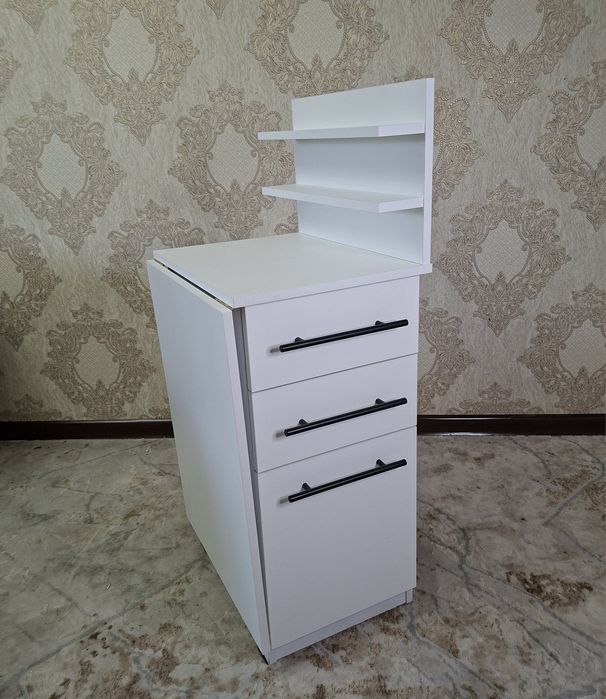Маникюрный стол.