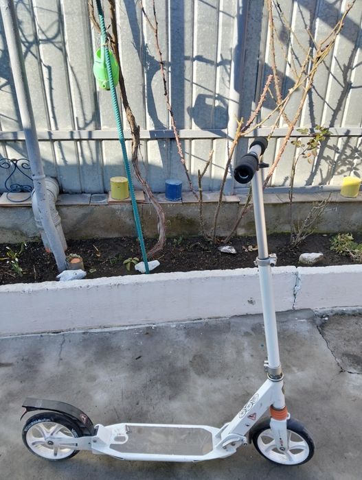 Trotineta alba cu cric