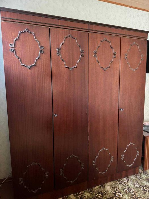 Продается спальный гарнитур