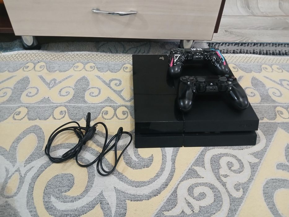 Sony playstation 4 FAT 500gb 2 джойстика