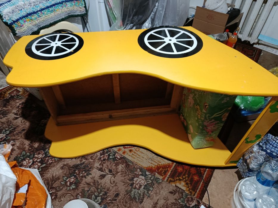 Кровать в виде машинки.