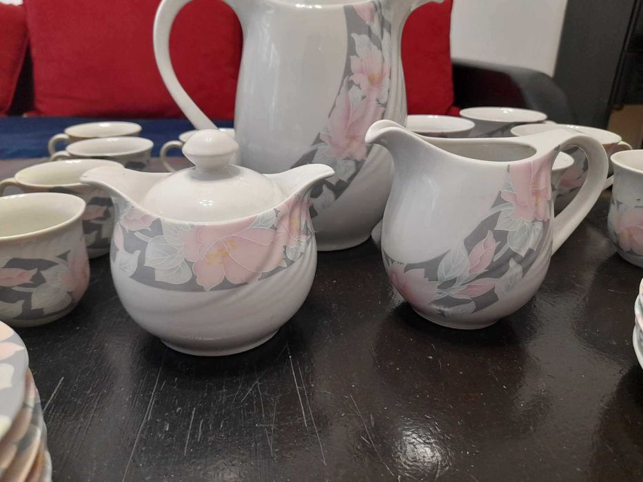 Голям ретро порцеланов сервиз за хранене, чай и кафе