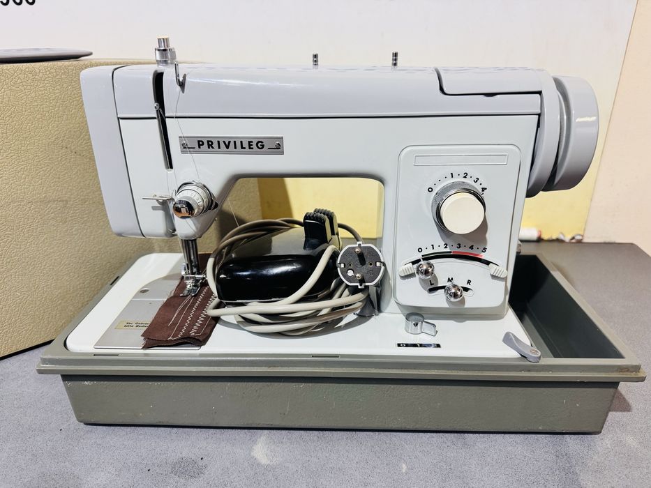 Masina de cusut Privileg cu piese metalice