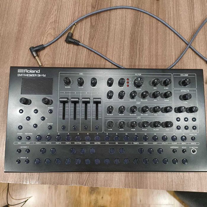 Синтезатор настольный Roland SH-4D