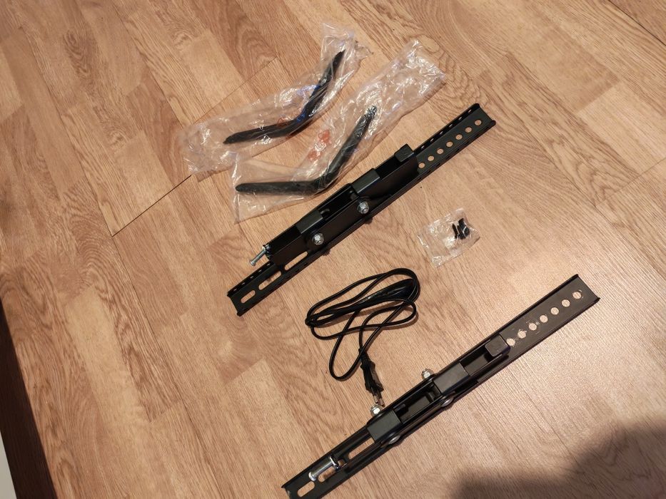 Vând Tv Allview, Smart 4K, diagonala 109cm. Vine însoțit de cablu de alimentare, telecomandă și suport de prindere pe perete( mobil).