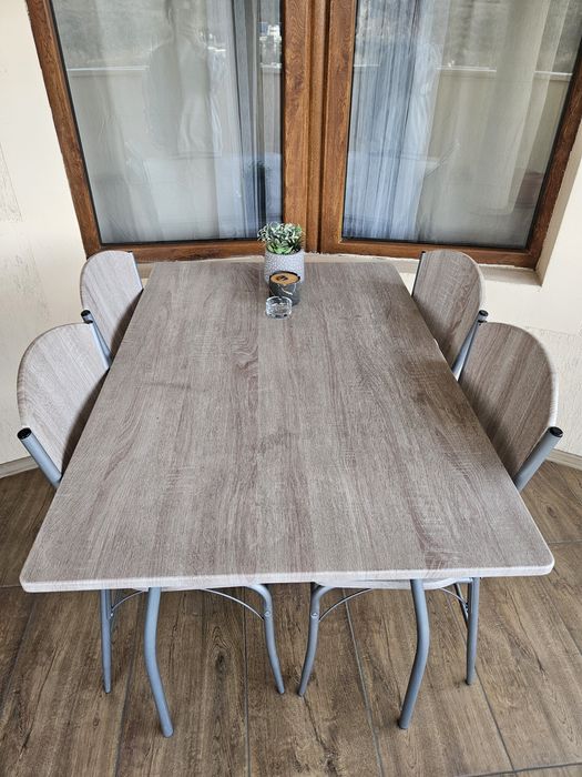 Маса с четири  стола