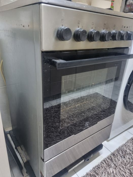 Aragaz Electrolux și hotă decorativă Fram