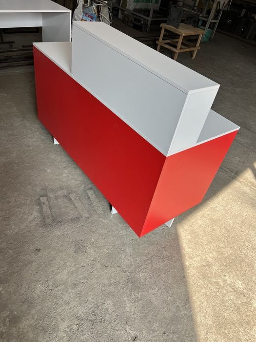 Ресепшен, пуфики и столы