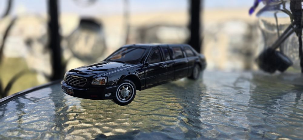 Road Signature '01 Cadillac Limousine Pres. Series 1/24 Diecast Model