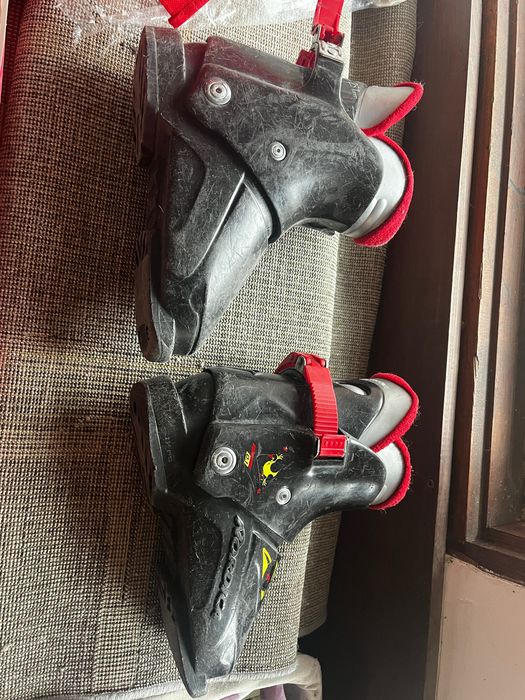 Продавам употребявани ски и ски обувки