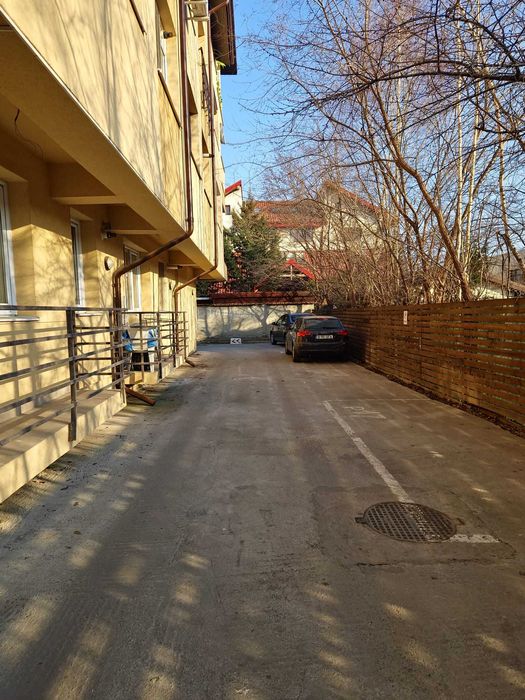 Garsonieră cu mobilă nouă, la etajul 1 din 3, în zonă de case