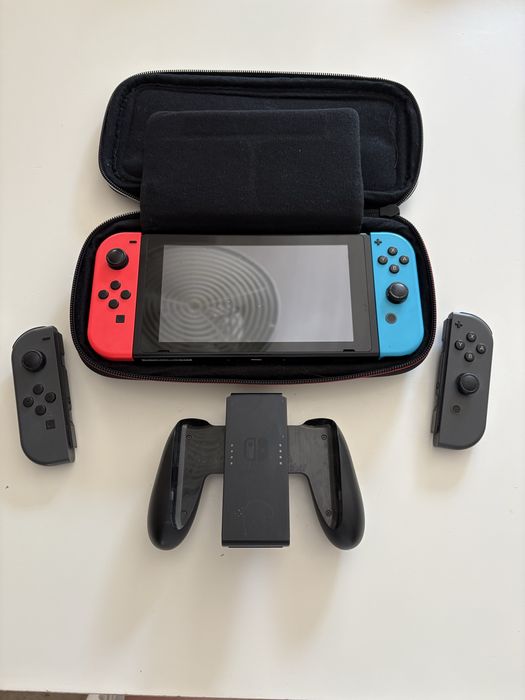 Nintendo Switch с допълнителни джойстици