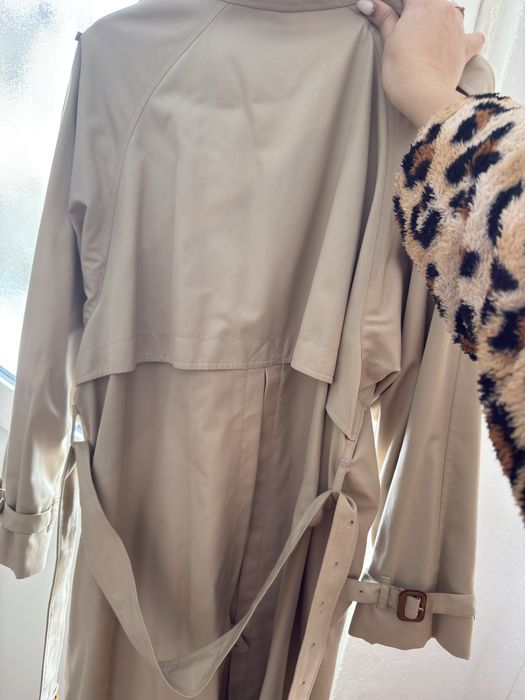 Trench Burberry, în stare foarte buna si este purtat o singura data,.