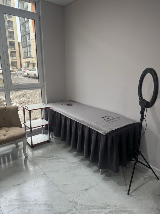 Рабочее место лашмейкера — кушетка в салоне красоты