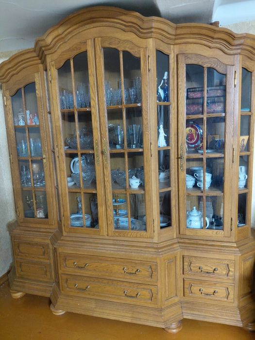 Продам сервант из дуба.