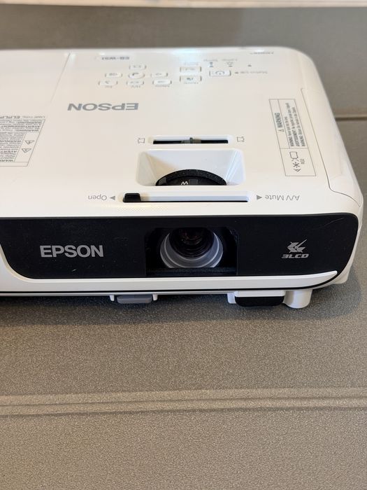 Epson EB-W51 4000 lumeni WXGA + telecomanda si geanta originala