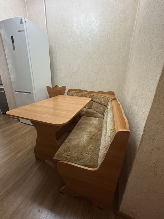 Кухонный стол и стулья