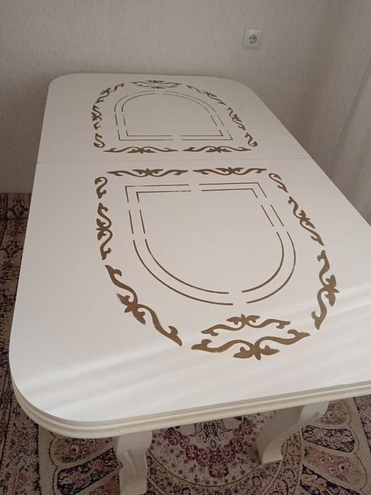 Стол, стулья и ковёр