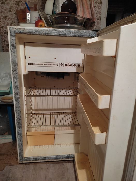 Полурабочий холодильник "Кристалл"