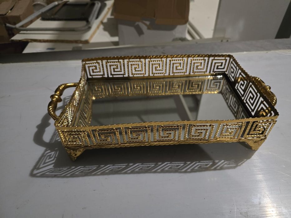 Caseta de bijuterii aurie cu fund de oglinda