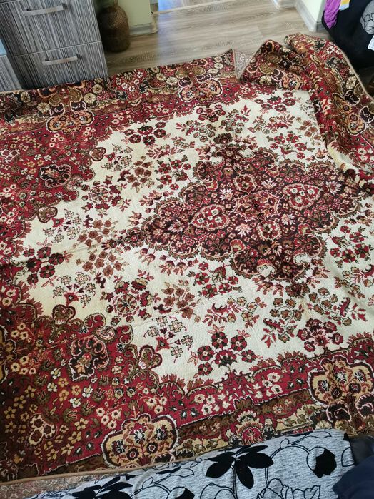 Продавам  вълнен персийски килим на завода в Сливен от социализма