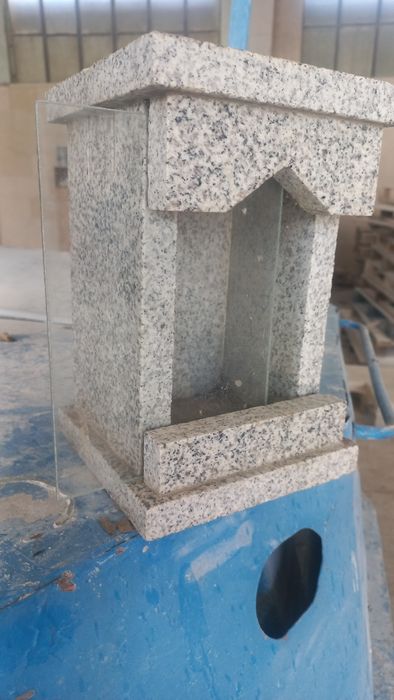 Свещници за гробища от камък оригинален със стъкло