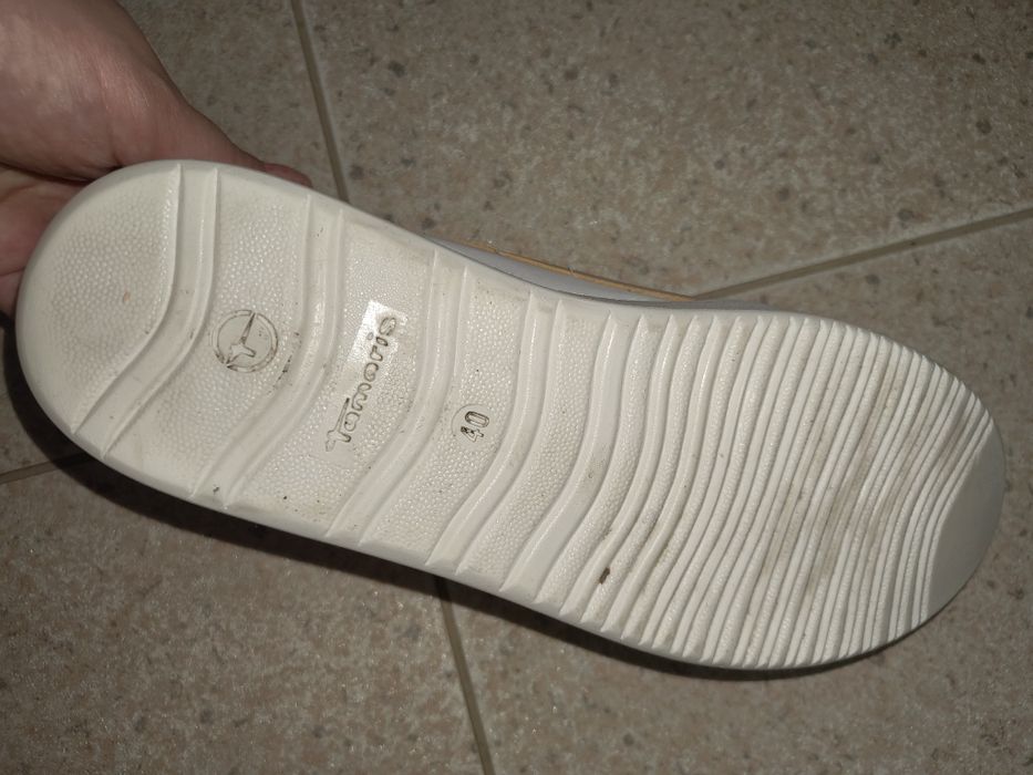 Бели кецове с ниска платформа