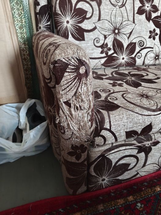 Продается раскладной диван и 2 кресла комплектом