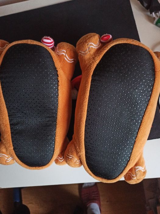 Papuci de casa ptr.copii - forma de omuleti de turta dulce