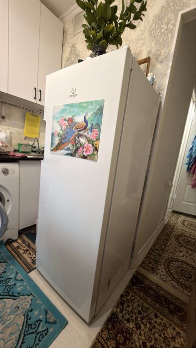 Продается морозилка Indesit