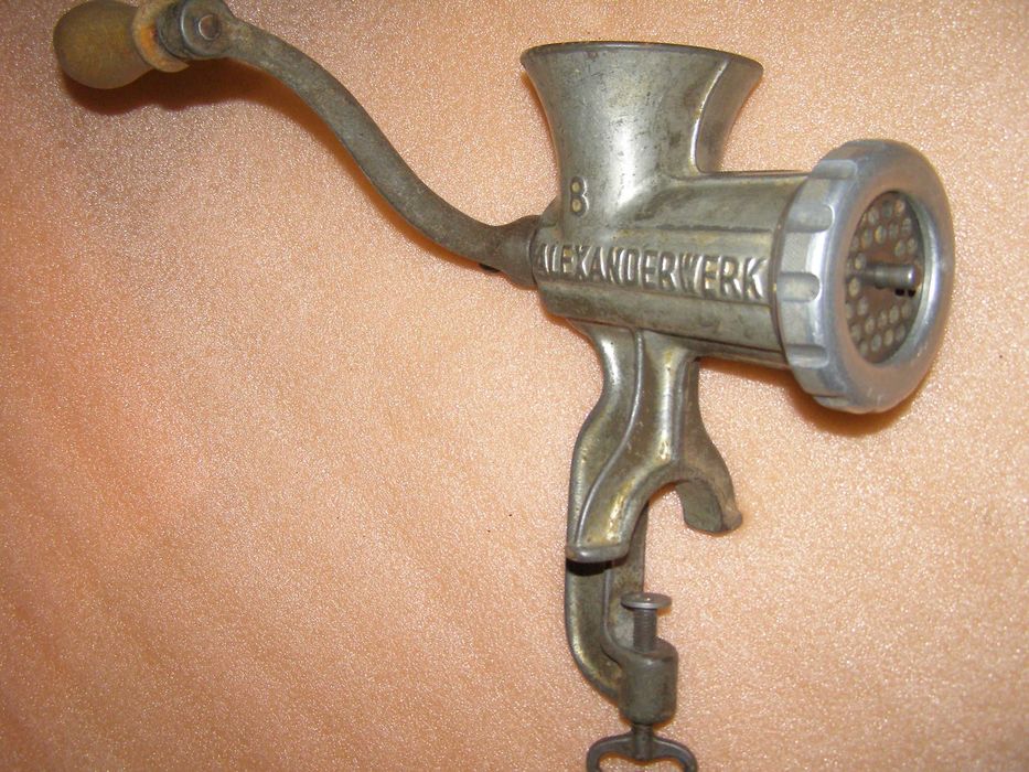 Masini de tocat carne si maruntit nuca