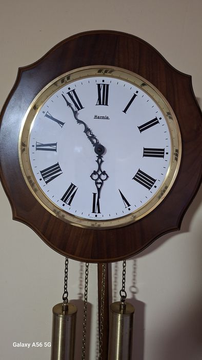 Ceas vechi de perete cu pendul și greutăți, Hermle
