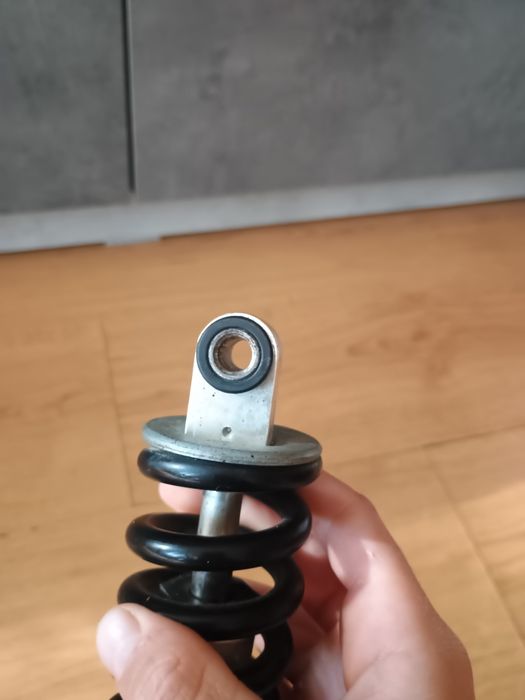 Продавам заден шок за колело