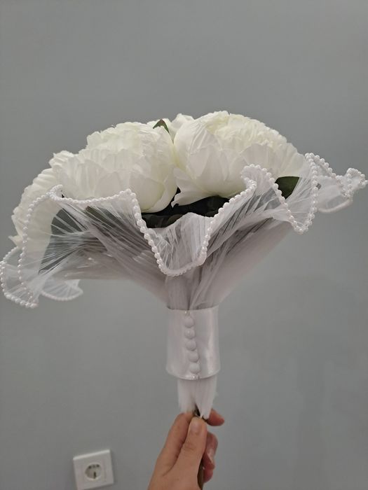 Сватбен букет бели божури  и диадема