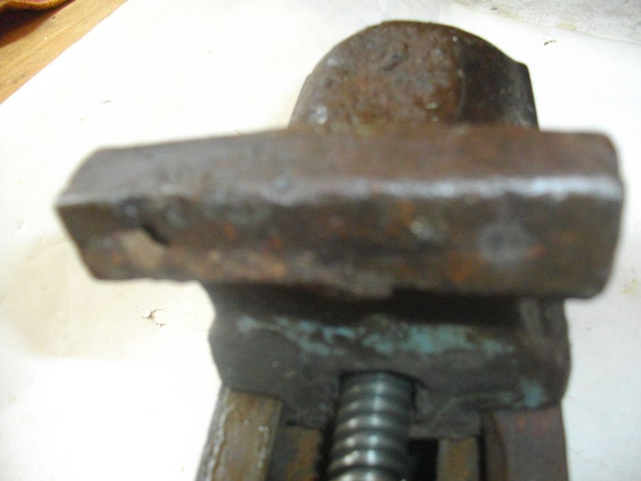 Българско Соц Шлосерско Менгеме 8,5 кг Старо качество  11 см Захват