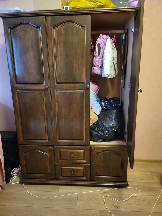 Трикрилен гардероб